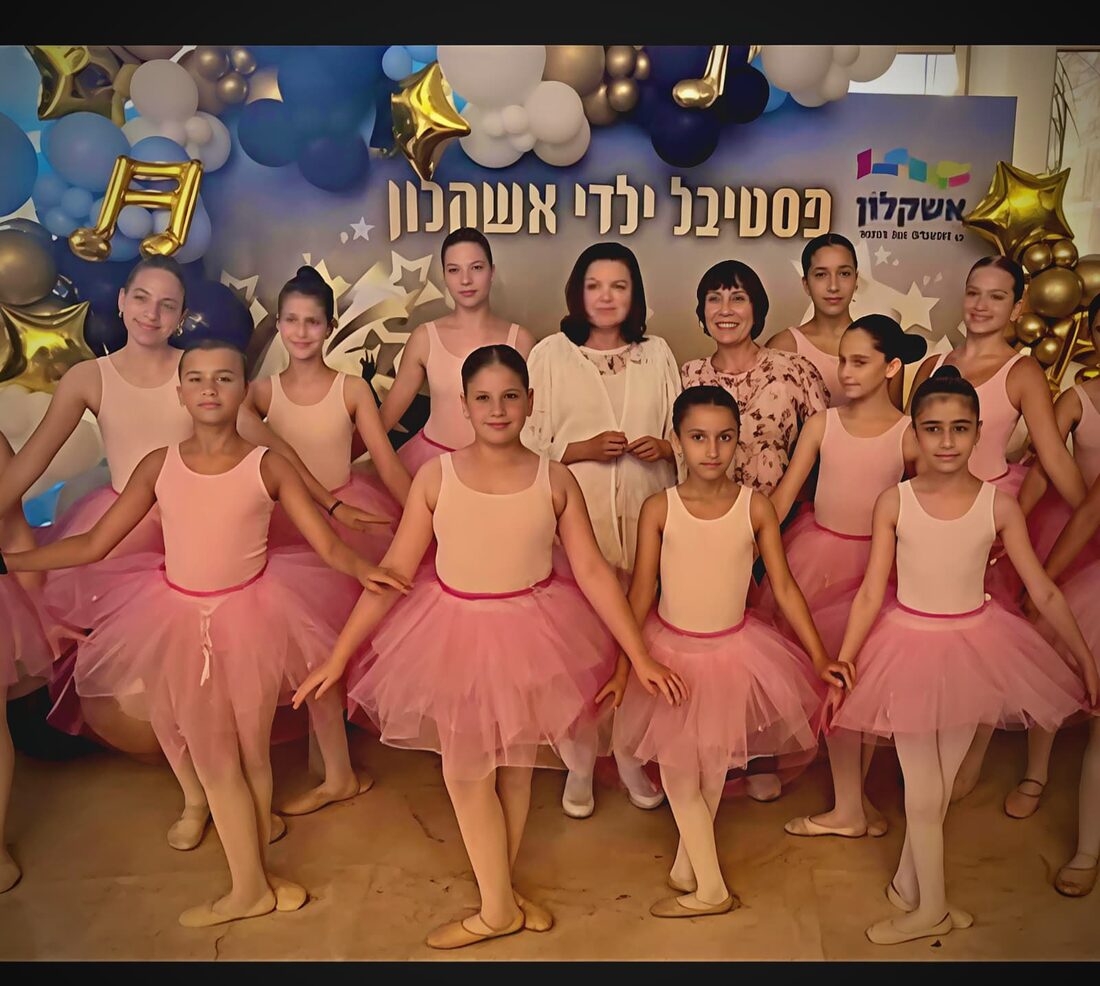 הבלרינות של בית הספר לבלט של נטלי בתלבושות בלט יחד עם נטלי במופע יום הילד באשקלון